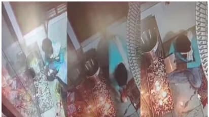 പ്രാര്ത്ഥിച്ച് 10 രൂപ ഭണ്ഡാരത്തിലിട്ടു, പിന്നാലെ ഭണ്ഡാരം തകര്ത്ത് 5000 എടുത്ത് കടന്നു; എല്ലാം കണ്ട് സിസിടിവി