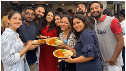 ഒരു താരജാഡയും ഇല്ലെന്ന് ആരാധകർ ; സുഹൃത്തുക്കൾക്കൊപ്പം ഭക്ഷണം കഴിച്ച് അമിതാഭ് ബച്ചന്റെ കൊച്ചുമകൾ