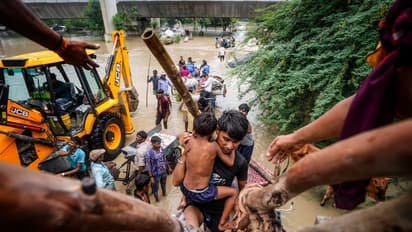 పొంగిపొర్లుతున్న యమునా: ఢిల్లీలో తీవ్ర వరద హెచ్చరికలు.. సురక్షిత ప్రాంతాలకు ప్రజల తరలింపు