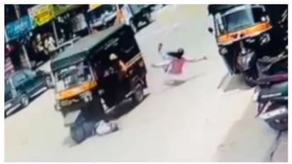  മാതാപിതാക്കളുടെ കണ്ണ് വെട്ടിച്ച് ഇറങ്ങിയോടി, അമ്മ തടയും മുമ്പ് അപകടം; മൂന്നു വയസ്സുകാരിയെ ഓട്ടോ ഇടിച്ചു 