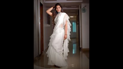 నాజూకు నముడుతో కలవరపెడుతున్న బిగ్ బాస్ బ్యూటీ.. వైట్ డ్రెస్ లో దివి బ్యూటీఫుల్ లుక్