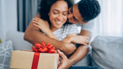 Here are 7 romantic ways to surprise your spouse on your anniversary