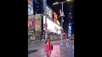 థండర్‌ థైస్‌ చూపిస్తూ విదేశీ వీధుల్లో వర్షిణి సౌందరాజన్‌ రచ్చ.. పొట్టి షాట్‌, రెడ్ టాప్‌లో హల్‌చల్‌