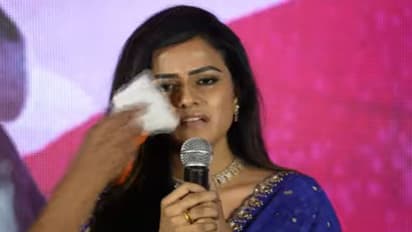 ఆయన నాకు మరో జన్మనిచ్చాడు.. ఈవెంట్లో కన్నీళ్లు పెట్టుకున్న `బేబీ` హీరోయిన్..