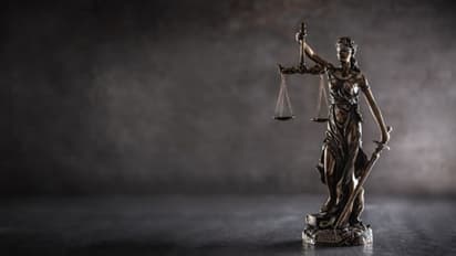 17കാരിയെ കയറിപ്പിടിച്ച് 66കാരൻ, പീഡനത്തിന് 10 സെക്കൻഡ് ദൈർഘ്യമില്ലെന്ന് കാണിച്ച് പ്രതിയെ വിട്ടയച്ച് കോടതി