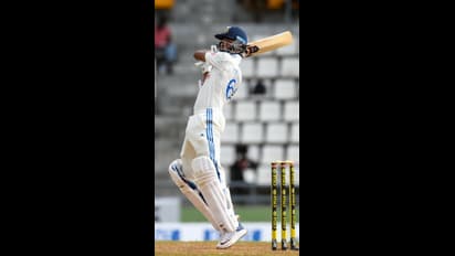 അരങ്ങേറ്റ സെഞ്ചുറി മാതാപിതാക്കള്ക്ക് സമര്പ്പിച്ച് യശസ്വി, ഡ്രസ്സിംഗ് റൂമില് വന് വരവേല്പ്പ്-വീഡിയോ