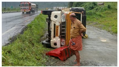 കുതിരാൻ ടണലിന് സമീപം നിയന്ത്രണം വിട്ട വാഹനം താഴ്ച്ചയിലേക്ക് മറിഞ്ഞു; പരിക്ക്