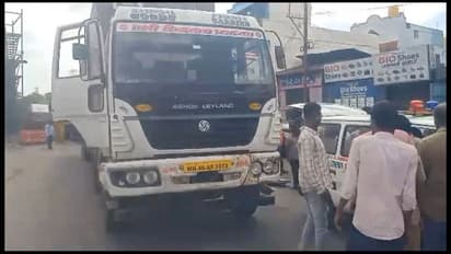 லாரியை முந்தி செல்ல முயற்சித்த போது விபத்து; இருசக்கர வாகனத்தில் வந்தவர் தலை நசுங்கி பலி