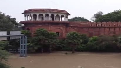 செங்கோட்டைக்குள் புகுந்தது வெள்ளம்: டெல்லியில் தொடரும் சிக்கல்!