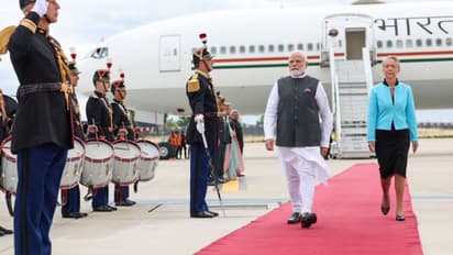 ಪ್ಯಾರಿಸ್‌ಗೆ ಬಂದಿಳಿದ ಮೋದಿಗೆ ರೆಡ್ ಕಾರ್ಪೆಟ್ ಸ್ವಾಗತ ನೀಡಿದ ಫ್ರಾನ್ಸ್‌ ಪ್ರಧಾನಿ!