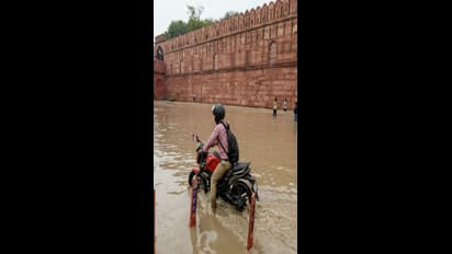 வெள்ளத்தில் மூழ்கிய ராஜ்காட், உச்சநீதிமன்றம்; தத்தளிக்கும் டெல்லி!!