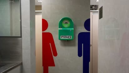 கழிவறையில் கேமரா.. மேலாளரின் மனைவி மற்றும் மகளை படமெடுத்த மெக்கானிக் - சிக்கியது எப்படி?