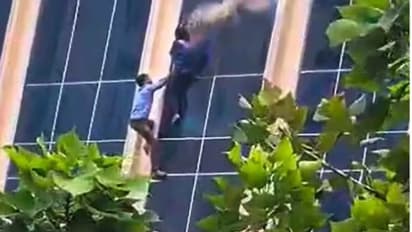 ഷോപ്പിങ് മാളിലെ തീപിടുത്തത്തിനിടെ ജനലിലൂടെ താഴേക്ക് ചാടി യുവാവും യുവതിയും - നടുക്കുന്ന ദൃശ്യങ്ങള്