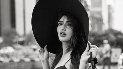 టైట్ ఫిట్ లో శ్రీలీలా అందాలు.. బ్లాక్ అండ్ వైట్ లో మైండ్ బ్లాక్ చేస్తున్న బిజీ హీరోయిన్