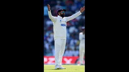 ఫ్యాన్ మీట్ లో పాత ఫోటో చూసి రోహిత్ రియాక్షన్ ఇదే..!