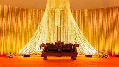 പ്രളയത്തില് പെട്ടുപോയി; നിശ്ചയിച്ച വിവാഹം ഓണ്ലൈനായി നടത്തി...