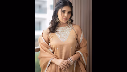 சுடிதார் அணிந்து வந்த சொர்க்கமே... ஸ்லீவ் லெஸ் சுடியில் கார்ஜியஸ் போஸ் கொடுத்த வாணி போஜன் - வைரலாகும் போட்டோஸ்