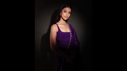 చీకట్లో ఉన్నా చందమామలా మీనాక్షి చౌదరి మెరుపులు.. బ్లూ స్లీవ్ లెస్ చుడీదార్ లో హిట్ 2 పిల్ల హొయలు 