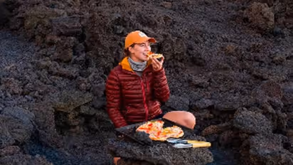 ఇదేందయ్యా ఇడ్డూరం.. పిజ్జా వండుకుని తినడానికి..  అగ్నిపర్వతంపైకి వెళ్ళిన మహిళ..    