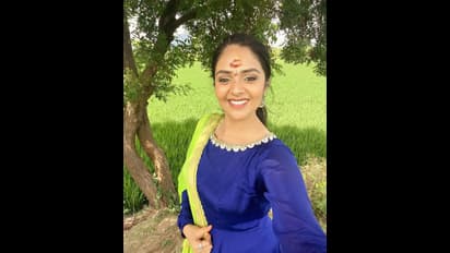 వరి పొలాల్లో ట్రెడిషనల్‌ లుక్‌లో శ్రీముఖి హల్‌చల్‌.. క్యూట్‌నెస్‌ ఓవర్‌ లోడ్‌.. పెళ్లి కోసం రాహుకేతు పూజా?