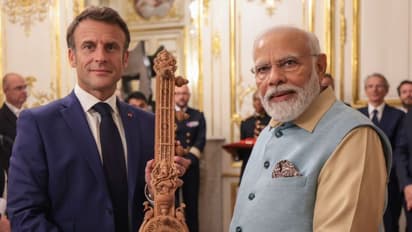 PM Modi France Visit: భారతీయత ఉట్టిపడేలా మాక్రాన్ దంపతులకు ప్రధాని మోదీ అందించిన బహుమతులు ఇవే ..