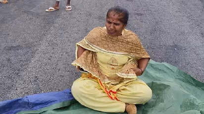 ನಡು ರಸ್ತೆಯಲ್ಲಿ ಯೋಧನ ಪತ್ನಿ ಏಕಾಂಗಿ ಹೋರಾಟ: ಯಾಕೆ ಗೊತ್ತಾ?