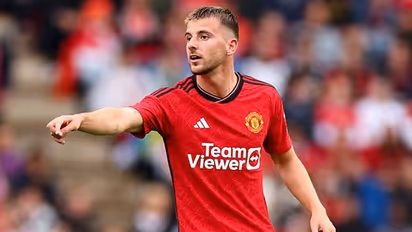 Manchester United issues statement regarding Mason Mount's interaction with fans