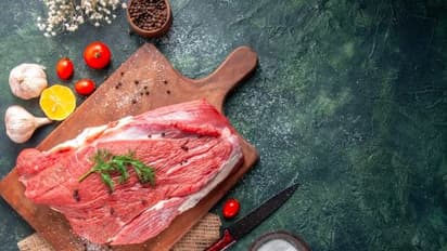 அசைவ பிரியர்கள் செய்யும் தவறு இதுதான்.. மட்டன் சாப்பிடும் போது மறந்தும் 'இதை' சாப்பிடாதீங்க!!