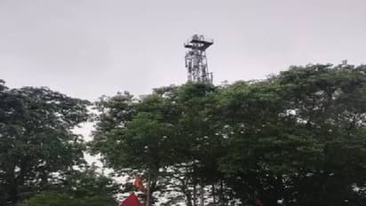 ഇഷ്ടപ്പെട്ട പെൺകുട്ടിയെ വിവാഹം കഴിക്കാൻ അനുവദിക്കണം, നൂറടിയുള്ള മൊബൈൽ ടവറിന്റെ മുകളിൽ കയറി യുവാവിന്റെ ഭീഷണി