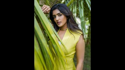 Eesha Rebba: కోటులో సూపర్ హాట్ గా ఈషా రెబ్బా... వీకెండ్ కొబ్బరి తోటలో ప్లాన్ చేసింది!