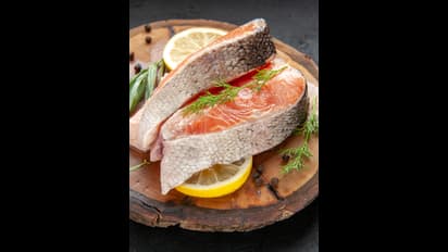 சால்மன் மீனில் கொட்டிக் கிடக்கும் சத்துக்கள்; கர்ப்பிணி பெண்கள் கண்டிப்பாக சாப்பிடணும்.. ஏன் தெரியுமா?