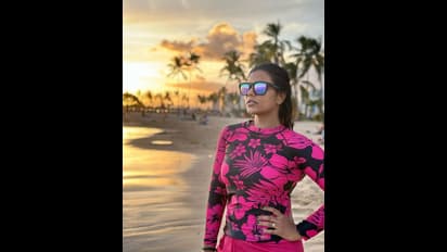 ராமராஜன் டவுசரில்... டைட் டீ ஷர்டுடன் கடற்கரையில் குதூகலம் பண்ணும் ஐஸ்வர்யா ராஜேஷ்! வைரல் போட்டோஸ்!