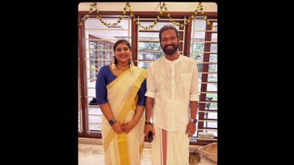 'ஐ' பட வில்லன் சுரேஷ் கோபி மகளுக்கு எளிமையாக நடந்த நிச்சயதார்த்தம்! மாப்பிள்ளை யார் தெரியுமா?