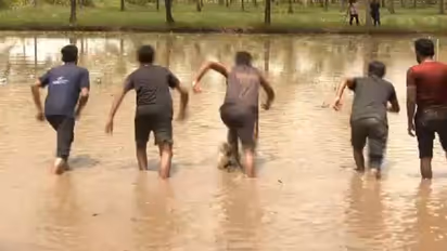 ದಾವಣಗೆರೆ: ಕೆಸರು ಗದ್ದೆ ಓಟ, ಹಗ್ಗಜಗ್ಗಾಟ, ಕೆಸರಿನಲ್ಲಿ ಮಿಂದೆದ್ದ ಮೆಡಿಕಲ್ ವಿದ್ಯಾರ್ಥಿಗಳು