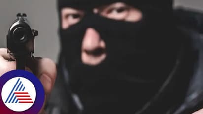 ಫ್ಲೈಓವರಲ್ಲಿ ಇಬ್ಬರನ್ನು ಅಡ್ಡಗಟ್ಟಿ 3.7 ಕೇಜಿ ಚಿನ್ನಾಭರಣ ದರೋಡೆ!