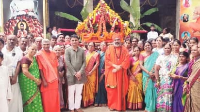 ವಚನದ ಕಟ್ಟುಗಳಿದ್ದ ಪಲ್ಲಕ್ಕಿ ಹೊತ್ತ ಮಹಿಳೆಯರು: ಮೆರವಣಿಗೆಗೆ ಶ್ರೀಗಳಿಂದ ಚಾಲನೆ