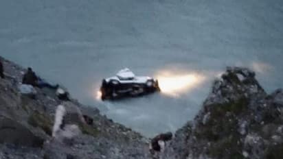 సింధ్ నదిలోకి దూసుకెళ్లిన సీఆర్పీఎఫ్ జవాన్లు ప్రయాణిస్తున్న వాహనం.. 8 మందికి గాయాలు