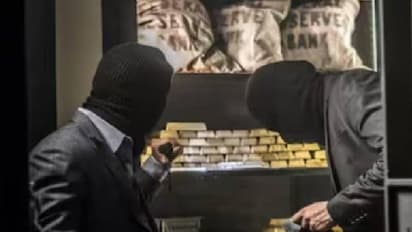 കള്ളനെ ഇങ്ങനെ പറ്റിക്കാമോ? കൊള്ളയടിക്കാൻ ബാങ്കിൽ കയറിയ കള്ളനെ തന്ത്രപൂർവ്വം കുടുക്കി കാഷ്യർ