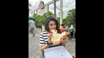 పిజ్జాను అతిసున్నితంగా కొరుకుతూ.. అట్రాక్ట్ చేస్తున్న యాపిల్ బ్యూటీ.. ఫారేన్ లో రచ్చ చేస్తున్న హన్సిక