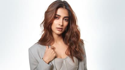  'గుంటూరు కారం' లో మళ్లీ పూజాహెగ్డే ? ,త్రివిక్రమ్ తక్కువాడేం కాదు