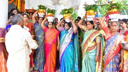 బోనాలకు ఆహ్వానం అందలేదు: రాజ్భవన్ లో బోనమెత్తిన తమిళిసై