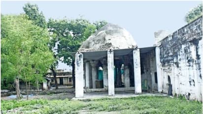 ക്ഷേത്രത്തിന്റെ രൂപമെന്ന് പരാതി, നൂറ്റാണ്ടുകൾ പഴക്കമുള്ള മുസ്ലിം പള്ളി അടച്ചുപൂട്ടാൻ ഉത്തരവിട്ട് കലക്ടർ