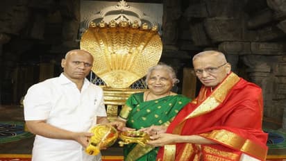 திருப்பதி கோயிலுக்கு தங்கத்தில் அபிஷேக சங்கு வழங்கிய சுதா - நாராயணமூர்த்தி தம்பதி