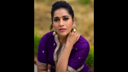 రష్మీ అందాలు అలానే కాదు ఇలా కూడా చూడండి... పర్పుల్ కలర్ డ్రెస్ లో స్టార్ యాంకర్ మెరుపులు!