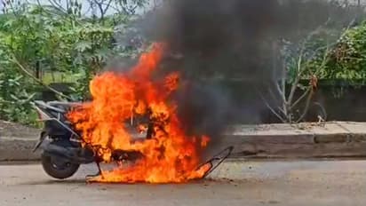 சென்னை மணலி விரைவு சாலையில் திடீரென்று தீப்பற்றி எரிந்த இருசக்கர வாகனம்