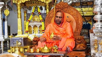 ರಾಯಚೂರು: ರಾಯರ ಮಠದ ಶ್ರೀಗಳಿಂದ ದೀಕ್ಷೆ ಸ್ವೀಕಾರ