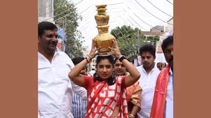 బోనమెత్తిన మిథాలీరాజ్.. భక్తులతో కిటకిటలాడిన ఆలయాలు..