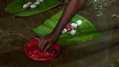 കർക്കിടകം ഒന്ന്: പിതൃപുണ്യം തേടി ബലിതർപ്പണം നടത്തി പതിനായിരങ്ങൾ