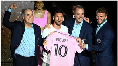 ലിയോണല് മെസി ഇനി ഇന്റര് മയാമിക്ക് സ്വന്തം! ഇതിഹാസത്തെ ഓദ്യോഗികമായി ആരാധകര്ക്ക് മുന്നില് അവതരിപ്പിച്ചു
