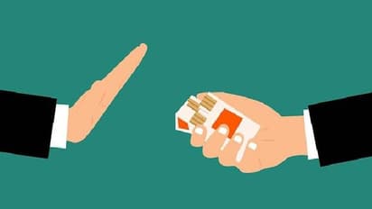 ആരെങ്കിലും പൊതുസ്ഥലത്ത് വച്ച് പുകവലിച്ചാൽ എല്ലാവരും ചേർന്ന് തുറിച്ചുനോക്കണം; വ്യത്യസ്ത ആശയവുമായി ഹോങ്കോങ്